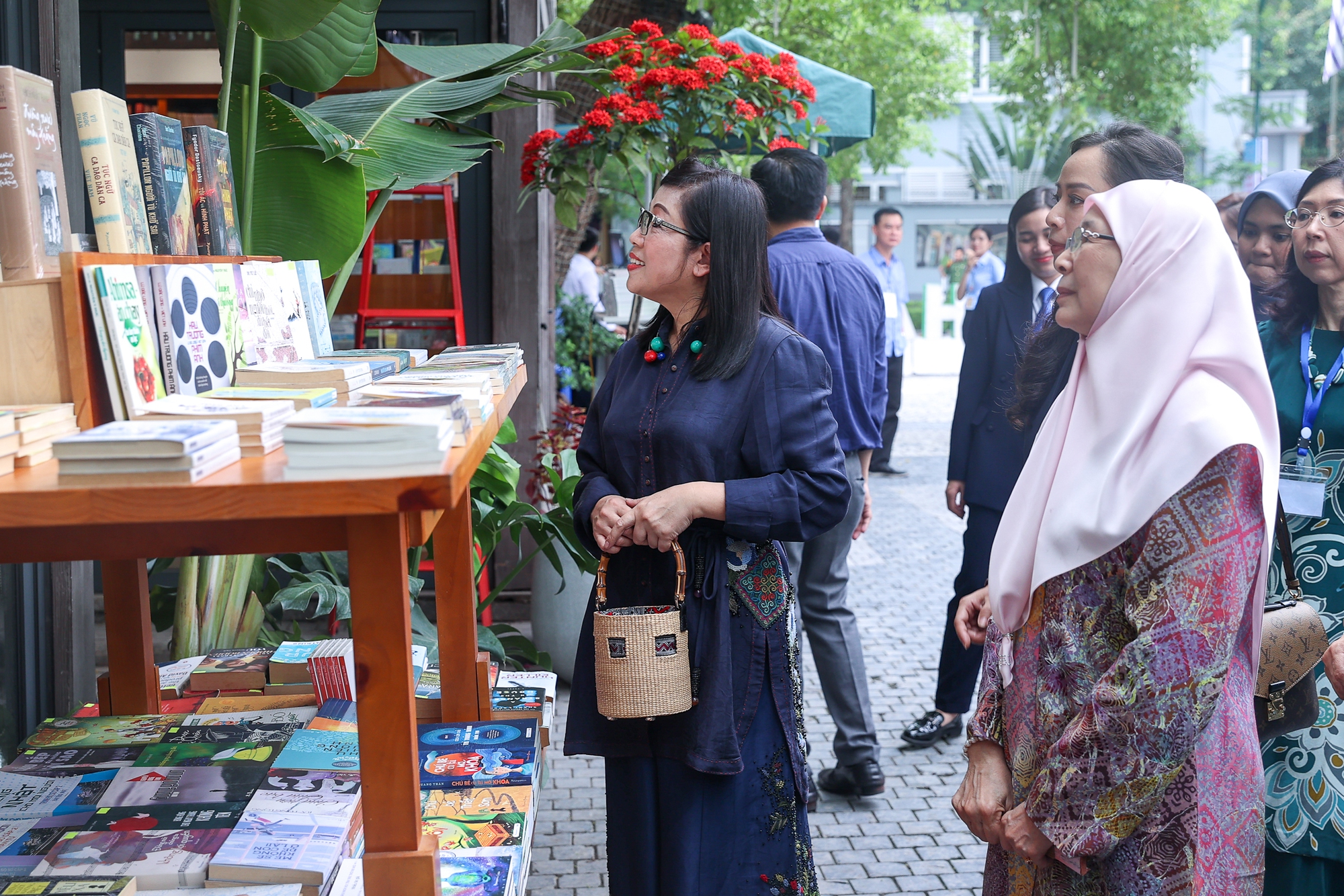 Chùm ảnh: Thủ tướng Phạm Minh Chính cùng Thủ tướng Malaysia thăm phố sách Hà Nội và thưởng thức cà phê Việt Nam - Ảnh 4. Chùm ảnh: Thủ tướng Phạm Minh Chính cùng Thủ tướng Malaysia thăm phố sách Hà Nội và thưởng thức cà phê Việt Nam - Ảnh 4.