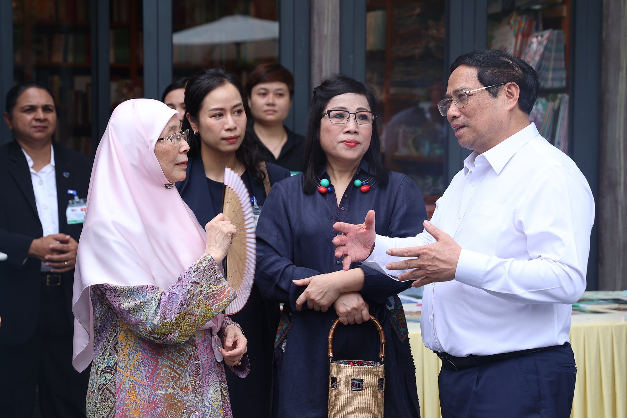 Chùm ảnh: Thủ tướng Phạm Minh Chính cùng Thủ tướng Malaysia thăm phố sách Hà Nội và thưởng thức cà phê Việt Nam - Ảnh 7. Chùm ảnh: Thủ tướng Phạm Minh Chính cùng Thủ tướng Malaysia thăm phố sách Hà Nội và thưởng thức cà phê Việt Nam - Ảnh 7.