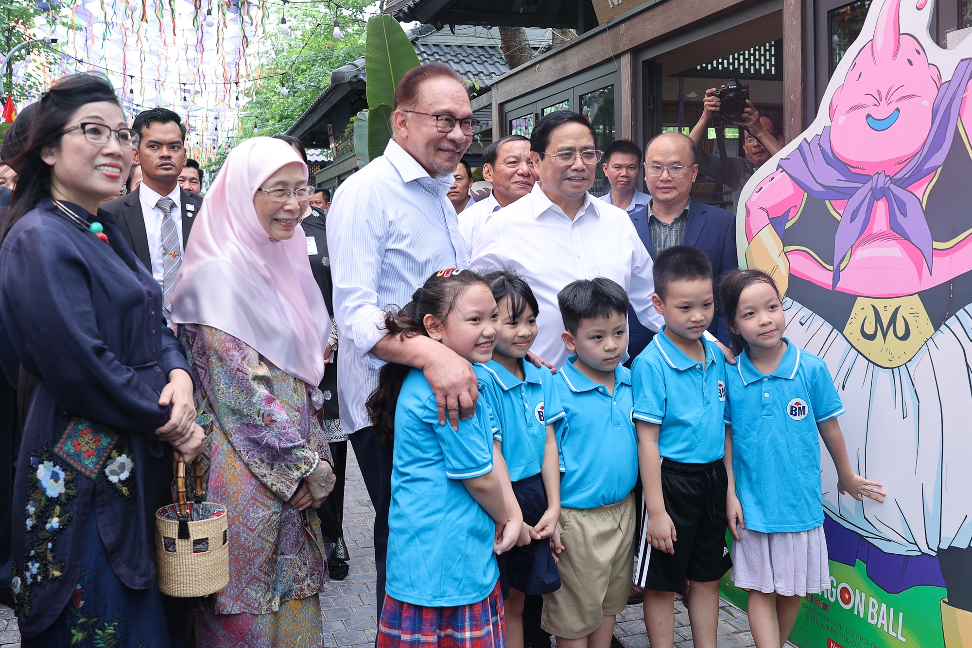Chùm ảnh: Thủ tướng Phạm Minh Chính cùng Thủ tướng Malaysia thăm phố sách Hà Nội và thưởng thức cà phê Việt Nam - Ảnh 5. Chùm ảnh: Thủ tướng Phạm Minh Chính cùng Thủ tướng Malaysia thăm phố sách Hà Nội và thưởng thức cà phê Việt Nam - Ảnh 5.