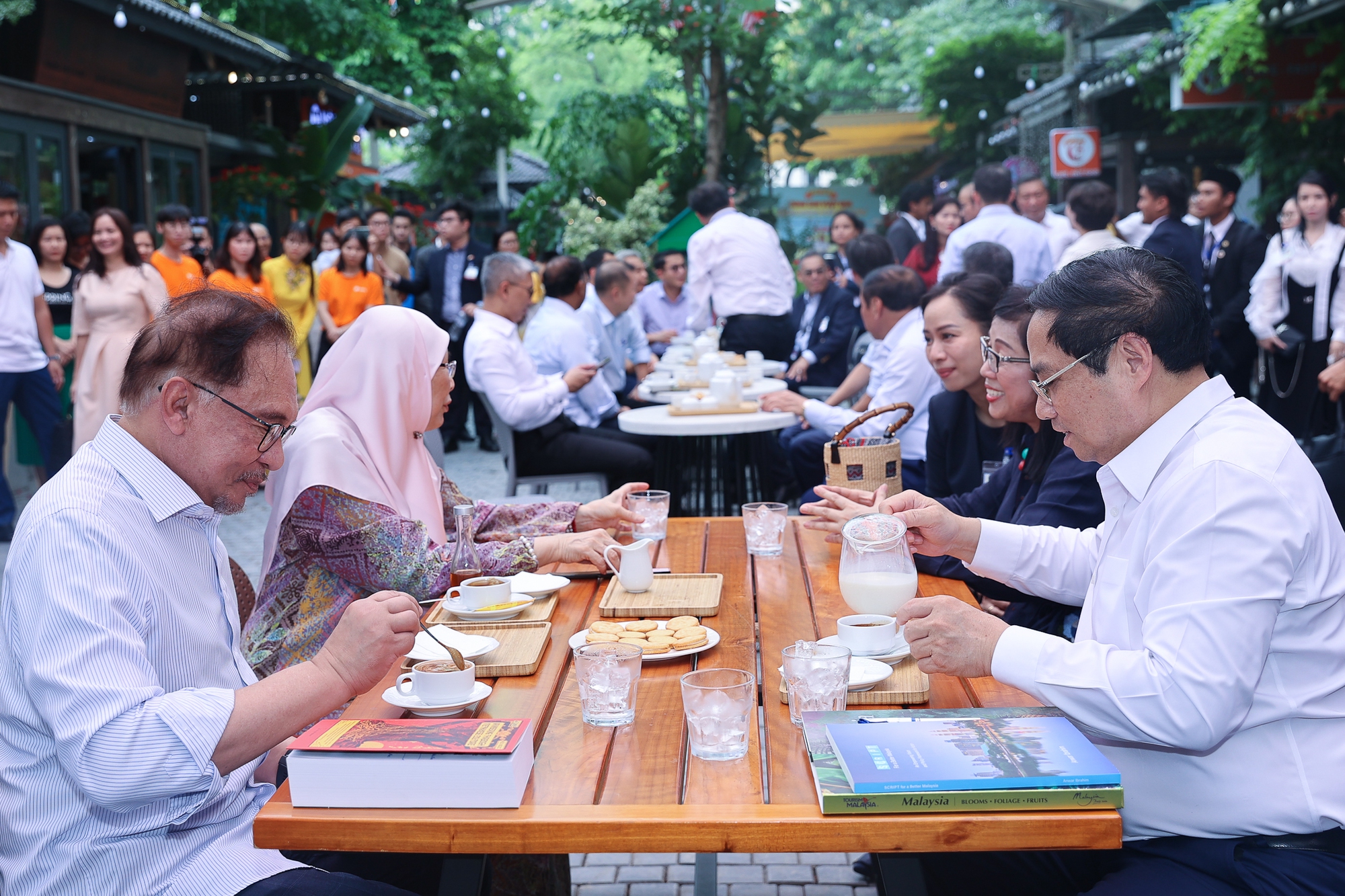 Chùm ảnh: Thủ tướng Phạm Minh Chính cùng Thủ tướng Malaysia thăm phố sách Hà Nội và thưởng thức cà phê Việt Nam - Ảnh 8. Chùm ảnh: Thủ tướng Phạm Minh Chính cùng Thủ tướng Malaysia thăm phố sách Hà Nội và thưởng thức cà phê Việt Nam - Ảnh 8.