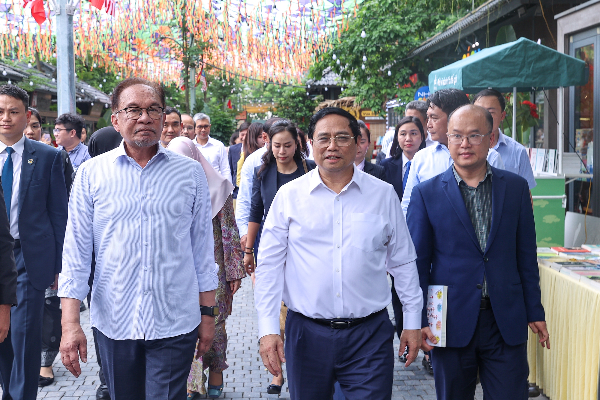 Chùm ảnh: Thủ tướng Phạm Minh Chính cùng Thủ tướng Malaysia thăm phố sách Hà Nội và thưởng thức cà phê Việt Nam - Ảnh 1. Chùm ảnh: Thủ tướng Phạm Minh Chính cùng Thủ tướng Malaysia thăm phố sách Hà Nội và thưởng thức cà phê Việt Nam - Ảnh 1.