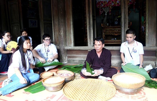 Thanh niên kiều bào dâng hương tưởng niệm Vua Hùng Thanh niên kiều bào dâng hương tưởng niệm Vua Hùng