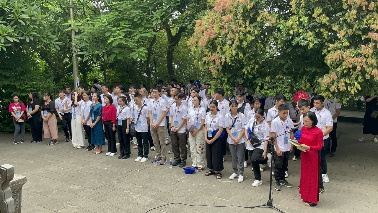 Thanh niên kiều bào dâng hương tưởng niệm Vua Hùng Thanh niên kiều bào dâng hương tưởng niệm Vua Hùng