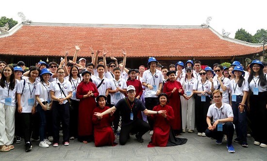 Thanh niên kiều bào dâng hương tưởng niệm Vua Hùng Thanh niên kiều bào dâng hương tưởng niệm Vua Hùng
