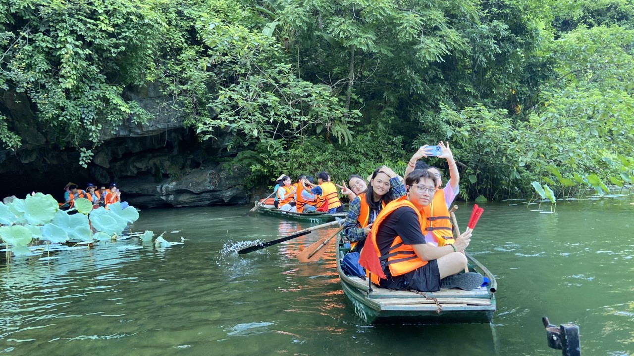 Thanh niên kiều bào thích thú khi được trải nghiệm chèo thuyền, ngắm cảnh tại Tràng An Thanh niên kiều bào thích thú khi được trải nghiệm chèo thuyền, ngắm cảnh tại Tràng An