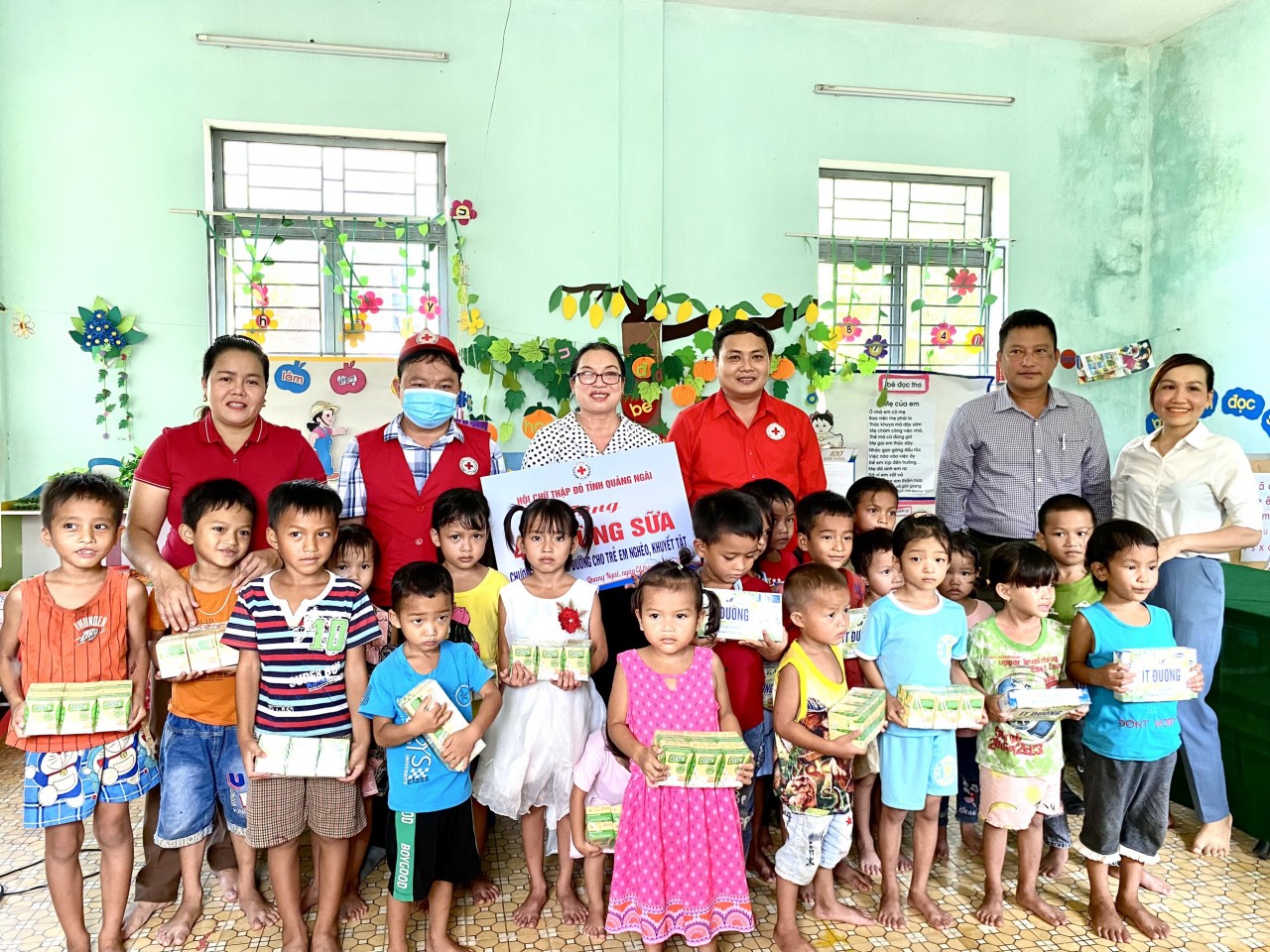 Children hỗ trợ thực phẩm dinh dưỡng cho hơn 9.000 trẻ em ở 5 huyện miền núi Quảng Ngãi Children hỗ trợ thực phẩm dinh dưỡng cho hơn 9.000 trẻ em ở 5 huyện miền núi Quảng Ngãi