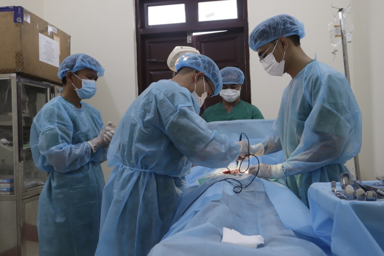 Vùng 4 Hải quân bàn giao ngư dân gặp tai nạn trên biển Vùng 4 Hải quân bàn giao ngư dân gặp tai nạn trên biển