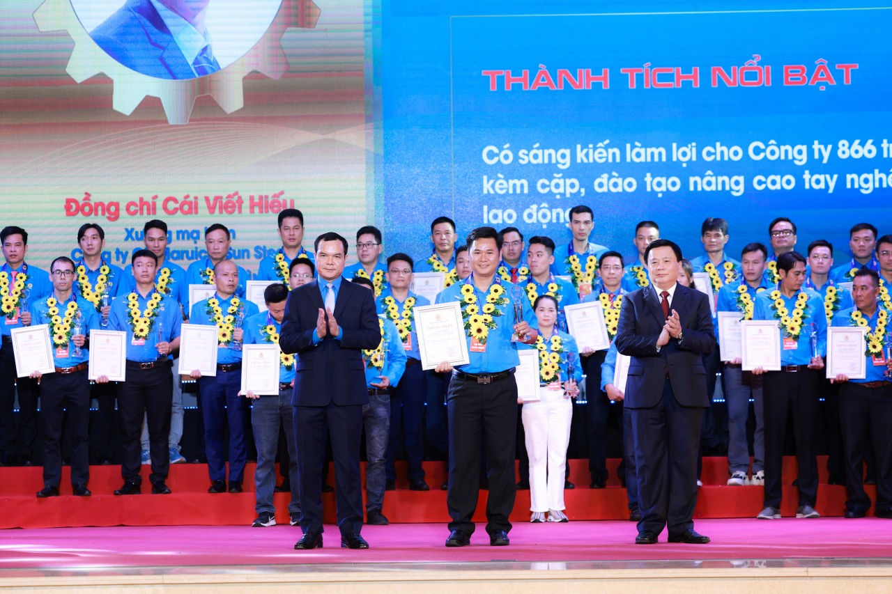 Trao giải Nguyễn Đức Cảnh cho 167 công nhân lao động tiêu biểu Trao giải Nguyễn Đức Cảnh cho 167 công nhân lao động tiêu biểu