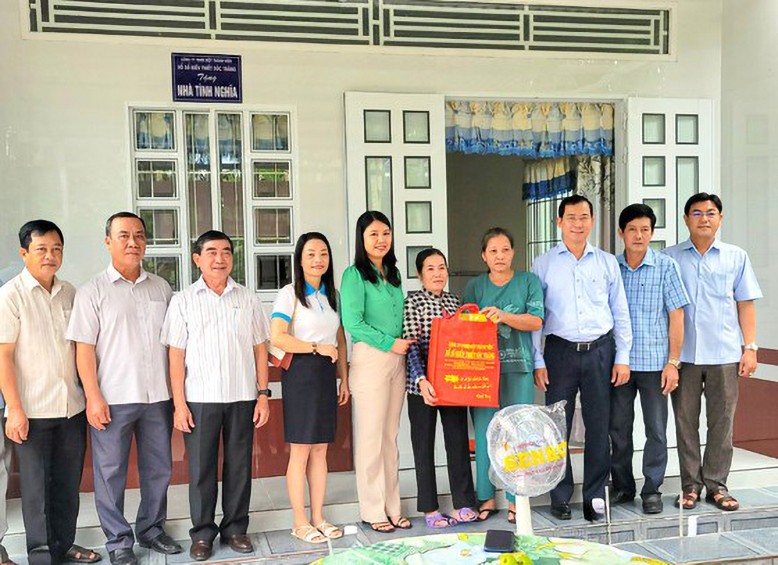 Sóc Trăng: Trao nhà tình nghĩa cho gia đình liệt sĩ Sóc Trăng: Trao nhà tình nghĩa cho gia đình liệt sĩ