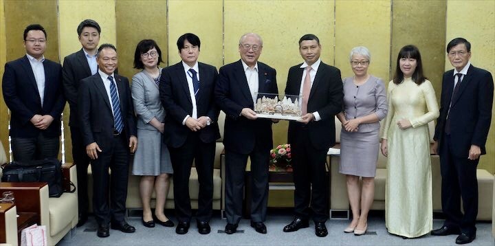 Phó Chủ tịch Thường trực Hồ Kỳ Minh tặng quà lưu niệm Ngài Takebe Tsutomu, Cố vấn đặc biệt Nhóm Nghị sĩ hữu nghị Nhật Bản - Việt Nam (Ảnh: Phó Chủ tịch Thường trực Hồ Kỳ Minh tặng quà lưu niệm Ngài Takebe Tsutomu, Cố vấn đặc biệt Nhóm Nghị sĩ hữu nghị Nhật Bản - Việt Nam (Ảnh: