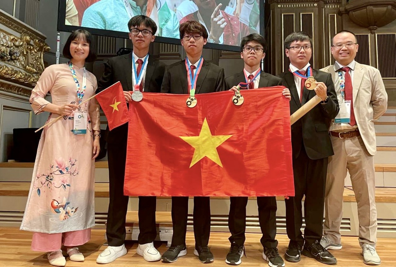 Đoàn Việt Nam tiếp tục duy trì vị trí trong top dẫn đầu kỳ thi IChO, đứng thứ 3 toàn đoàn. Ảnh: Bộ GD&ĐT Đoàn Việt Nam tiếp tục duy trì vị trí trong top dẫn đầu kỳ thi IChO, đứng thứ 3 toàn đoàn. Ảnh: Bộ GD&ĐT