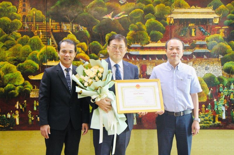 Phó Chủ tịch UBND tỉnh Thừa Thiên Huế Phan Quý Phương (bìa phải), Chủ tịch UBND thành phố Huế Võ Lê Nhật (bìa trái) chúc mừng ông Cho Han Deog – Giám đốc Quốc gia Văn phòng Cơ quan Hợp tác Quốc tế Hàn Quốc (KOICA) tại Việt Nam Phó Chủ tịch UBND tỉnh Thừa Thiên Huế Phan Quý Phương (bìa phải), Chủ tịch UBND thành phố Huế Võ Lê Nhật (bìa trái) chúc mừng ông Cho Han Deog – Giám đốc Quốc gia Văn phòng Cơ quan Hợp tác Quốc tế Hàn Quốc (KOICA) tại Việt Nam