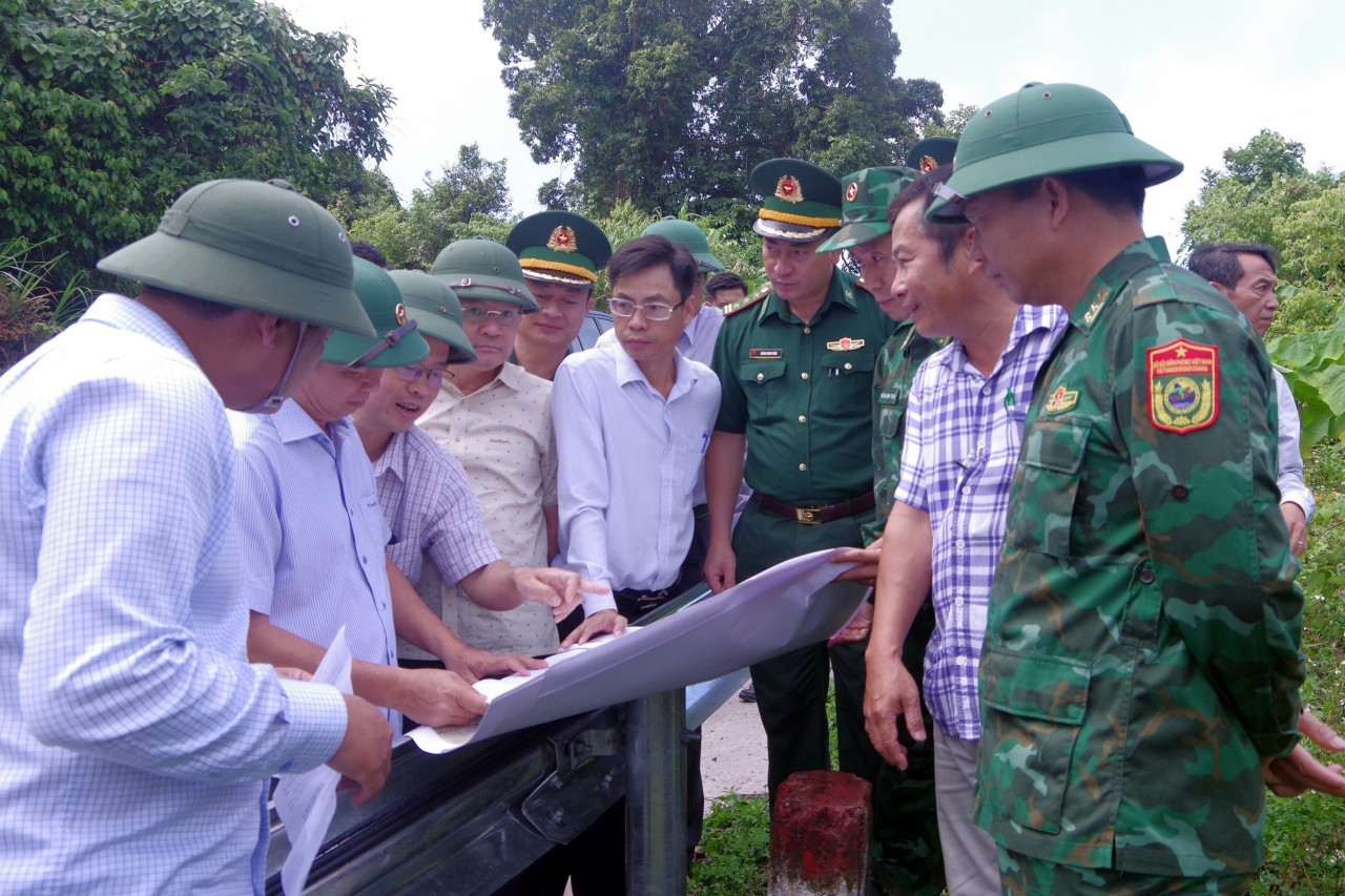 Đoàn công tác khảo sát phương án dịch chuyển điểm đấu nối giao thông tại cửa khẩu Hồng Vân - Cô Tài.
