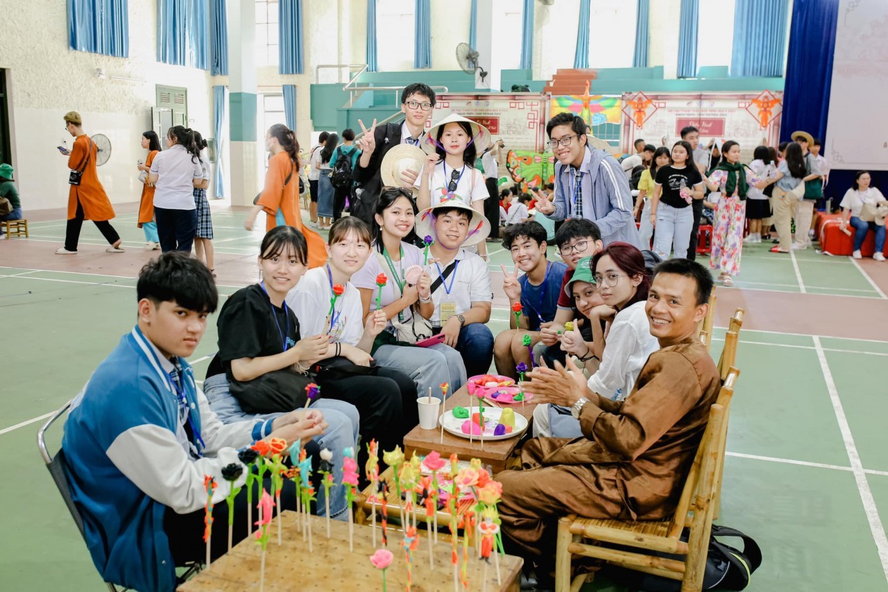 Students participating in the Camp are eager to learn about Hue's traditional crafts (Photo: Vietnam - Asean Youth Camp 2023). Students participating in the Camp are eager to learn about Hue's traditional crafts (Photo: Vietnam - Asean Youth Camp 2023).