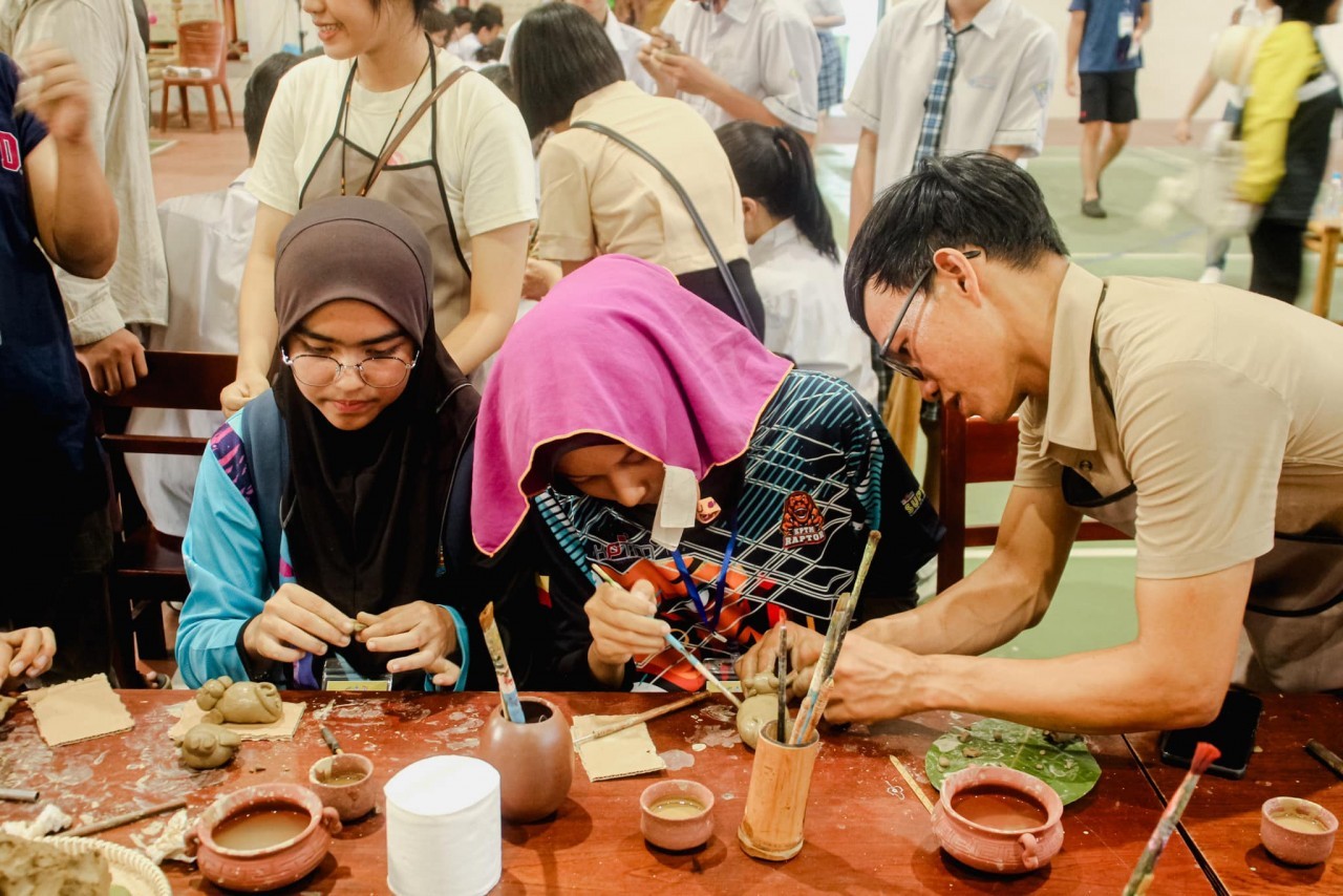 Students participating in the Camp are eager to learn about Hue's traditional crafts (Photo: Vietnam - Asean Youth Camp 2023). Students participating in the Camp are eager to learn about Hue's traditional crafts (Photo: Vietnam - Asean Youth Camp 2023).