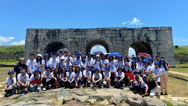 Đoàn đại biểu Trại hè VN 2023 thăm thành Nhà Hồ Đoàn đại biểu Trại hè VN 2023 thăm thành Nhà Hồ