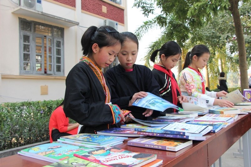 Hỗ trợ xây dựng tủ sách cộng đồng cho các xã vùng đồng bào dân tộc thiểu số và miền núi Hỗ trợ xây dựng tủ sách cộng đồng cho các xã vùng đồng bào dân tộc thiểu số và miền núi