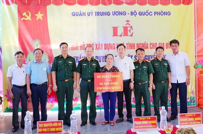 Nghệ An trao hỗ trợ xây dựng nhà tình nghĩa cho gia đình liệt sỹ ở huyện Hưng Nguyên Nghệ An trao hỗ trợ xây dựng nhà tình nghĩa cho gia đình liệt sỹ ở huyện Hưng Nguyên