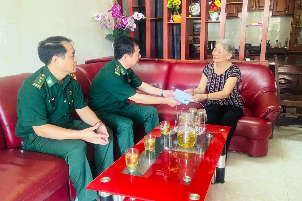 Đại tá Phạm Tùng Lâm, Bí thư Đảng ủy, Chính ủy BĐBP tỉnh thăm, tặng quà gia đình Trương Chí Cương. Đại tá Phạm Tùng Lâm, Bí thư Đảng ủy, Chính ủy BĐBP tỉnh thăm, tặng quà gia đình Trương Chí Cương.