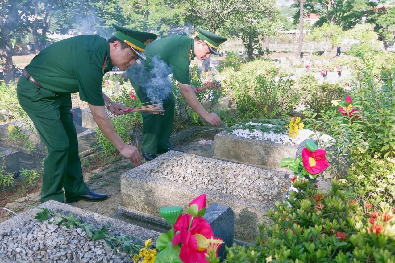 Thủ trưởng Bộ chỉ huy Bộ đội Biên phòng tỉnh thắp hương tại các phần mộ tri ân các Anh hùng liệt sĩ. Thủ trưởng Bộ chỉ huy Bộ đội Biên phòng tỉnh thắp hương tại các phần mộ tri ân các Anh hùng liệt sĩ.