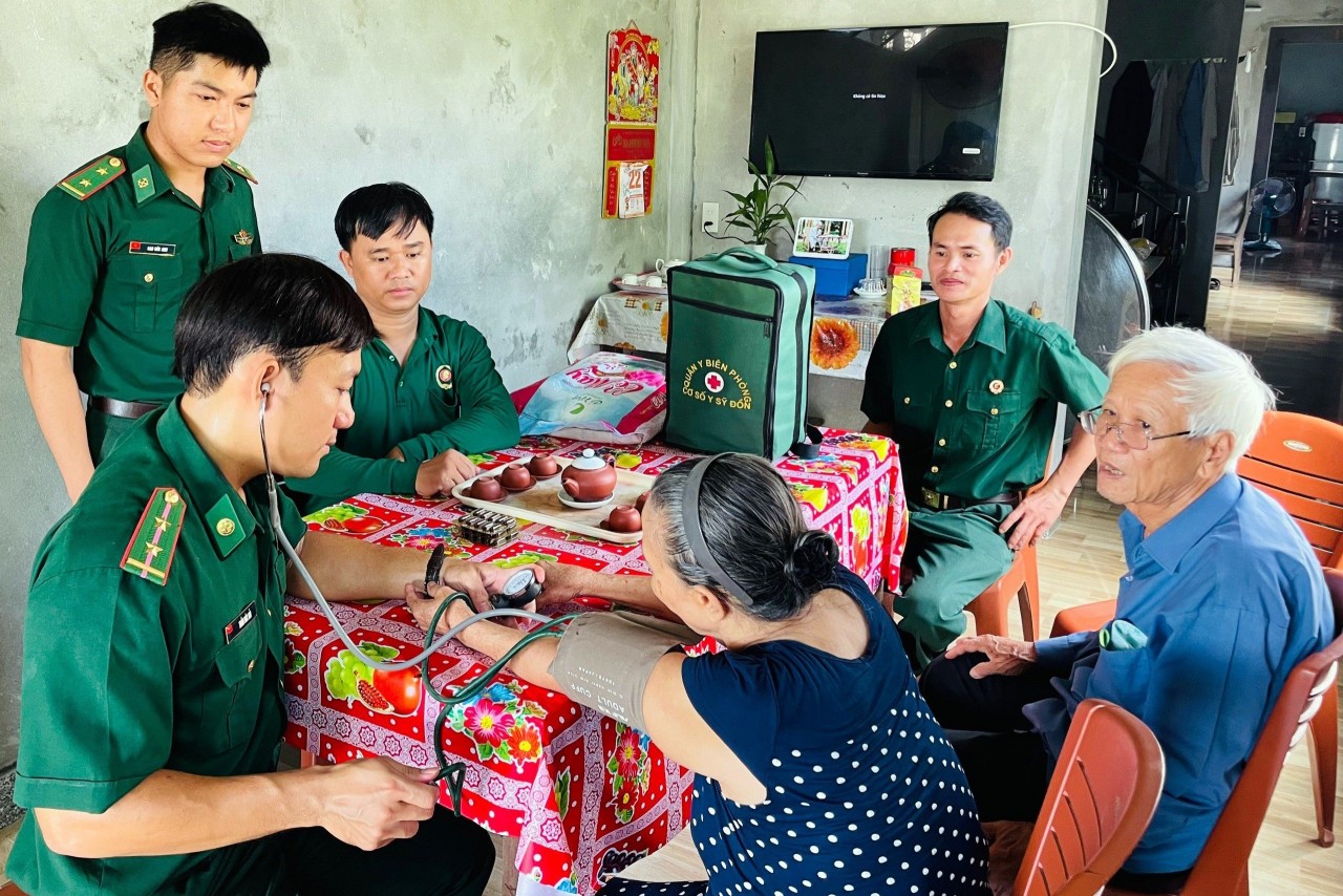Đồn biên phòng cửa khẩu cảng Thuận An khám bệnh và tặng quà cho gia đình chính sách tại phường Thuận An, thành phố Huế. Đồn biên phòng cửa khẩu cảng Thuận An khám bệnh và tặng quà cho gia đình chính sách tại phường Thuận An, thành phố Huế.