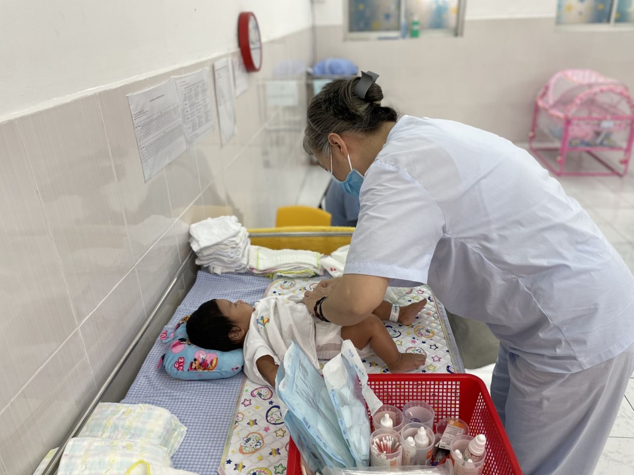 TP Hồ Chí Minh: Khám sức khoẻ miễn phí cho những trẻ được sinh trong tâm dịch COVID-19 TP Hồ Chí Minh: Khám sức khoẻ miễn phí cho những trẻ được sinh trong tâm dịch COVID-19