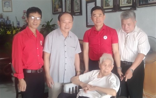 Thăm và tặng quà gia đình Mẹ Việt Nam Anh hùng Nguyễn Thị Mười tại xã Hà Thạch Thăm và tặng quà gia đình Mẹ Việt Nam Anh hùng Nguyễn Thị Mười tại xã Hà Thạch