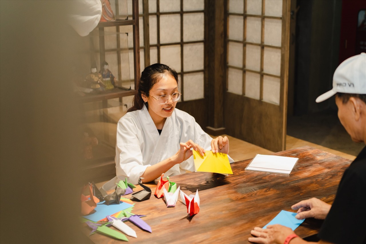 du khách còn được trải nghiệm nghệ thuật gấp giấy Origami. du khách còn được trải nghiệm nghệ thuật gấp giấy Origami.
