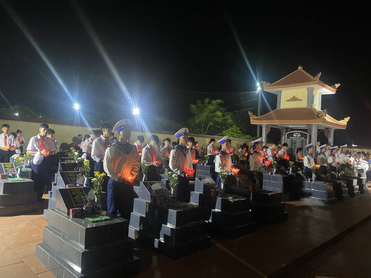 Lễ thắp nến tri ân nhân kỷ niệm 76 năm Ngày Thương binh-Liệt sĩ Lễ thắp nến tri ân nhân kỷ niệm 76 năm Ngày Thương binh-Liệt sĩ