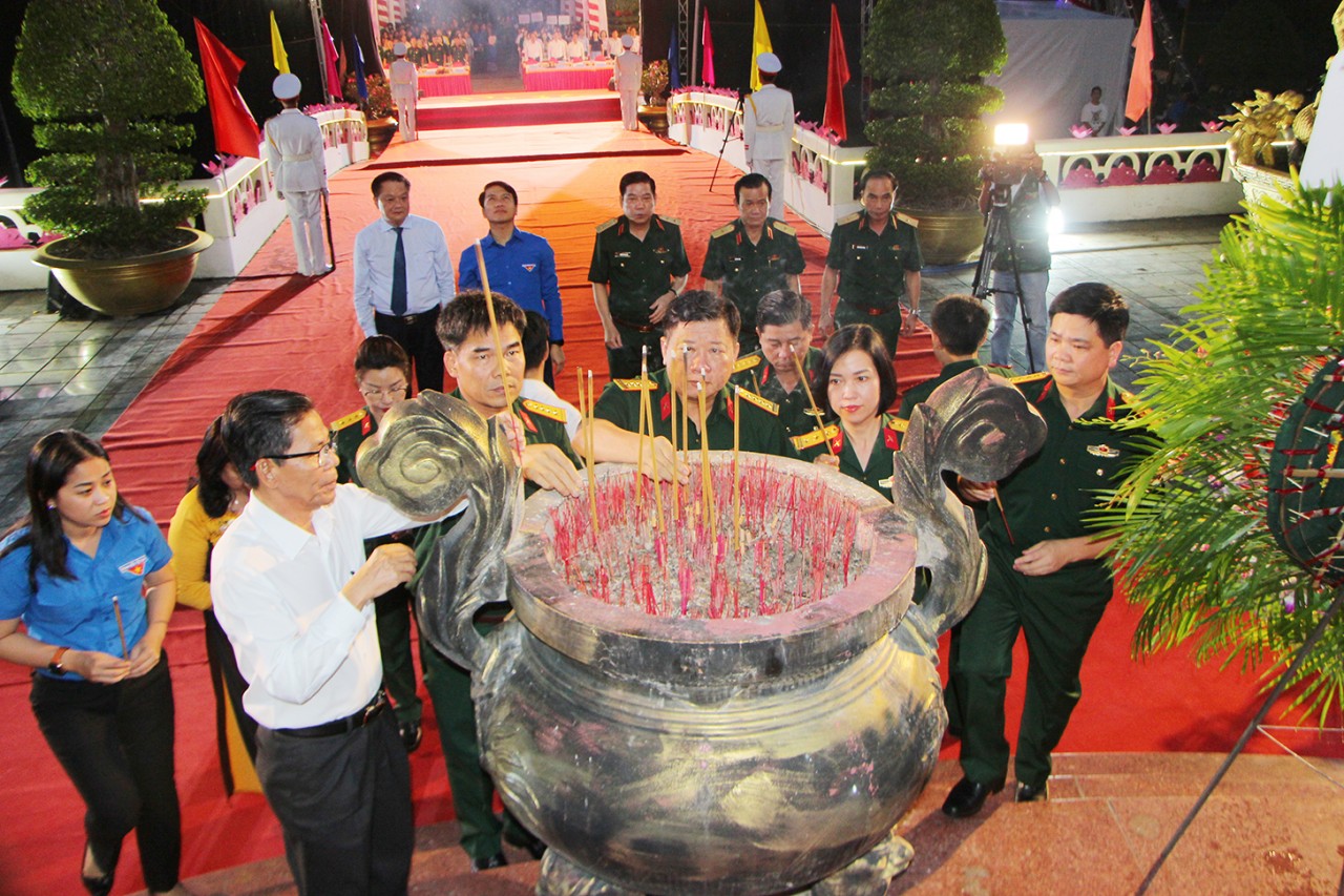 Cần Thơ thắp hơn 5.200 ngọn nến tri ân các Anh hùng liệt sĩ Cần Thơ thắp hơn 5.200 ngọn nến tri ân các Anh hùng liệt sĩ