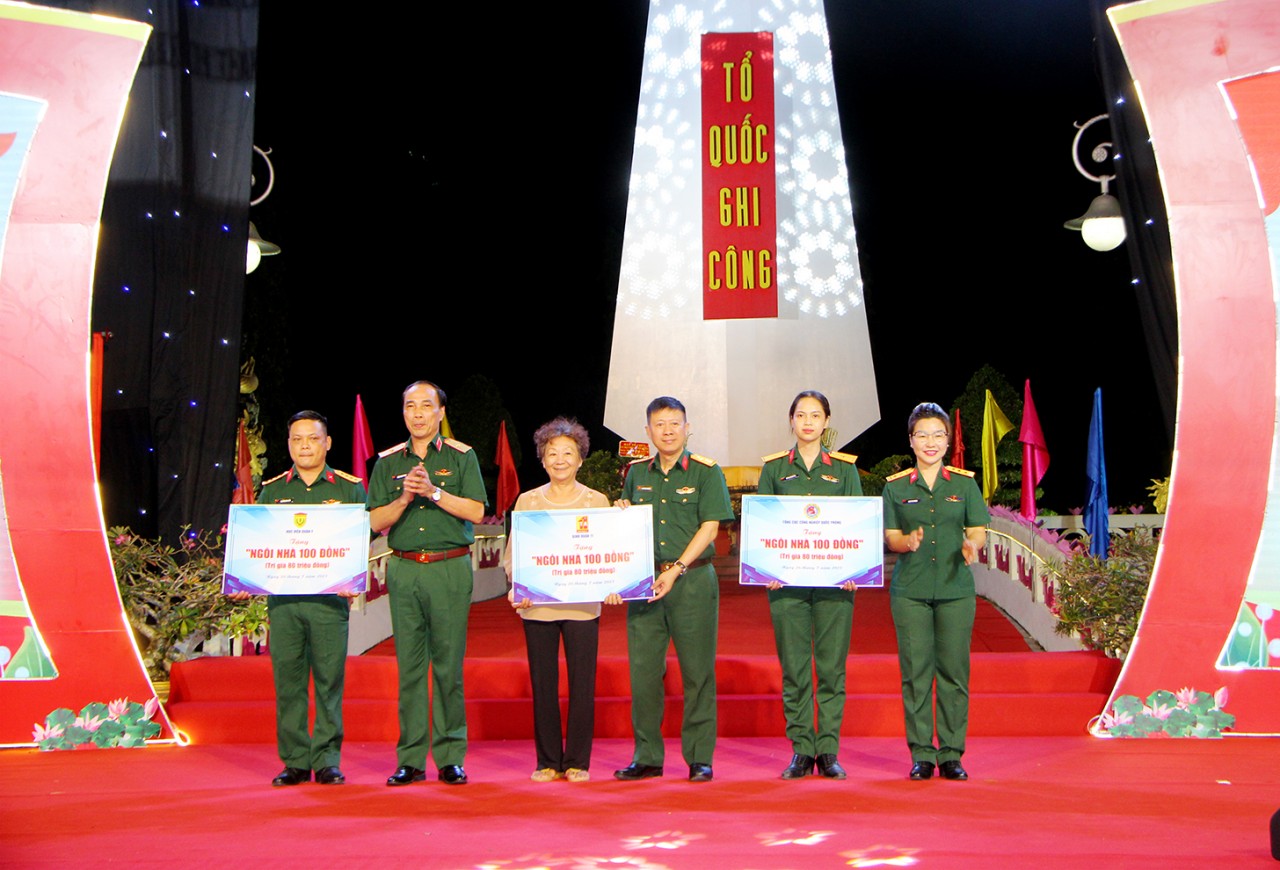 Cần Thơ thắp hơn 5.200 ngọn nến tri ân các Anh hùng liệt sĩ Cần Thơ thắp hơn 5.200 ngọn nến tri ân các Anh hùng liệt sĩ