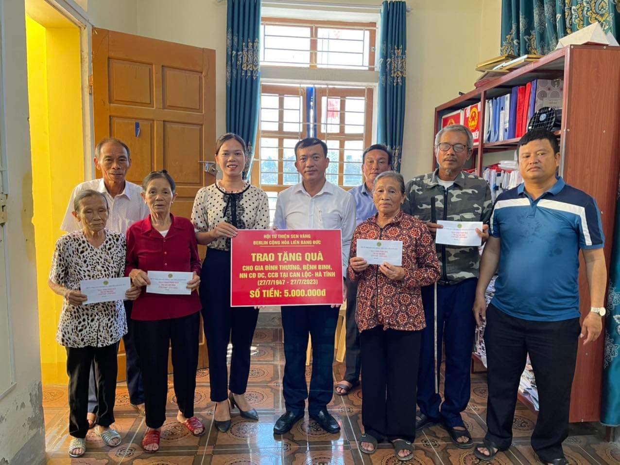 Hội Từ thiện Sen Vàng Berlin (Đức) tặng 100 suất quà tri ân mẹ Việt Nam anh hùng, thương bệnh binh Hội Từ thiện Sen Vàng Berlin (Đức) tặng 100 suất quà tri ân mẹ Việt Nam anh hùng, thương bệnh binh