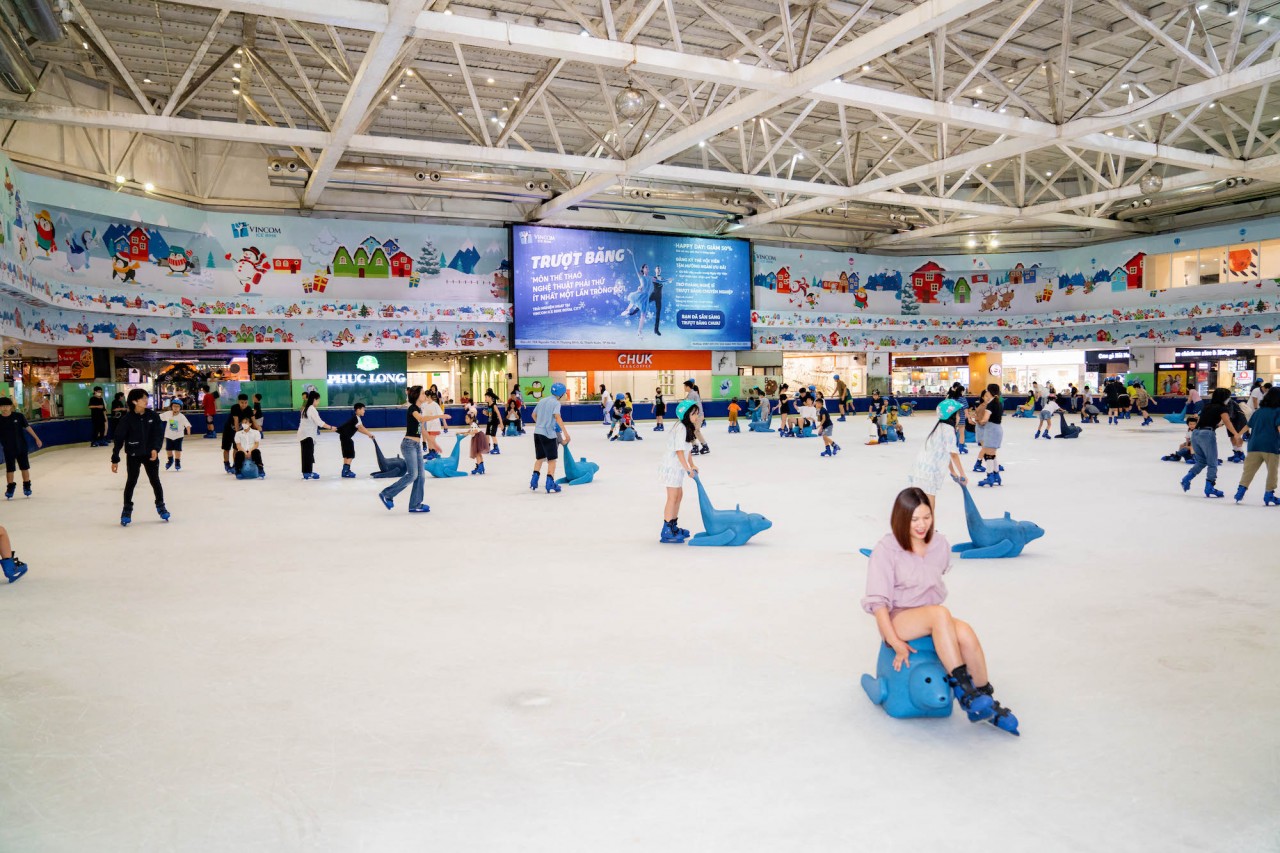 Vincom Mega Mall Royal City tiên phong mang đến trải nghiệm khác biệt cho khách hàng với sân trượt băng trong nhà đầu tiên tại Việt Nam. Vincom Mega Mall Royal City tiên phong mang đến trải nghiệm khác biệt cho khách hàng với sân trượt băng trong nhà đầu tiên tại Việt Nam.