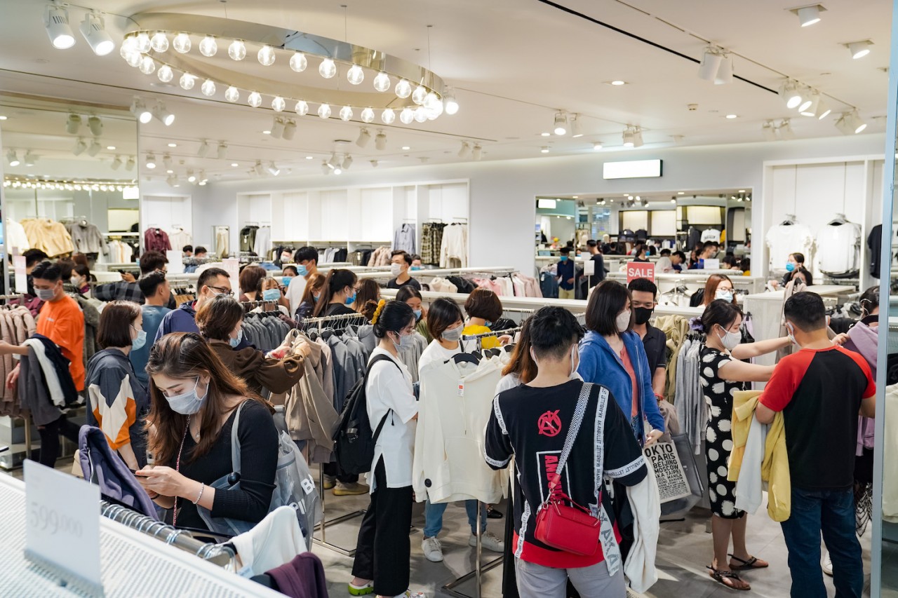 Quy tụ gần 200 thương hiệu hàng đầu trong nước và quốc tế, Vincom Mega Mall Royal City từ lâu đã trở thành trung tâm mua sắm hàng đầu tại Thủ đô. Quy tụ gần 200 thương hiệu hàng đầu trong nước và quốc tế, Vincom Mega Mall Royal City từ lâu đã trở thành trung tâm mua sắm hàng đầu tại Thủ đô.