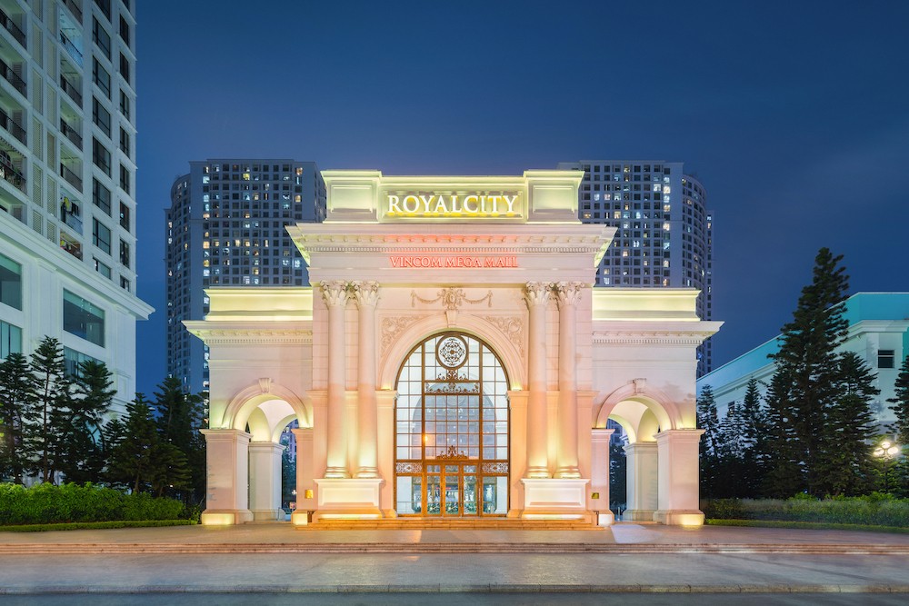 Vincom Royal City ra đời là dấu mốc cho làn sóng trung tâm thương mại thế hệ mới “tất cả trong một” những năm đầu thập kỉ trước. Vincom Royal City ra đời là dấu mốc cho làn sóng trung tâm thương mại thế hệ mới “tất cả trong một” những năm đầu thập kỉ trước.