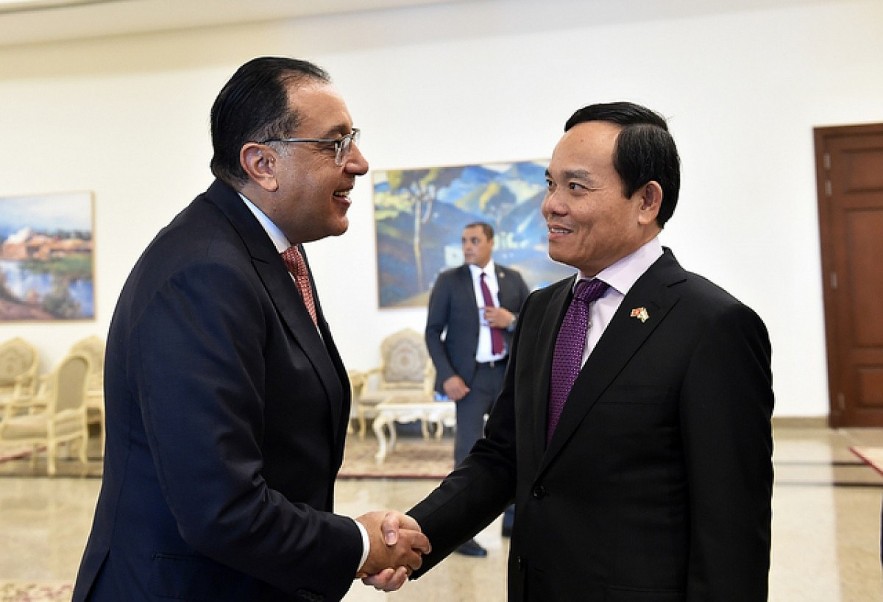 Egyptian Prime Minister Mostafa Madbouly (L) shaking hands with Vietnamese Deputy Prime Minister Tran Luu Quang who is in Cairo for a working visit to Egypt. (Photo: VGP) Egyptian Prime Minister Mostafa Madbouly (L) shaking hands with Vietnamese Deputy Prime Minister Tran Luu Quang who is in Cairo for a working visit to Egypt. (Photo: VGP)