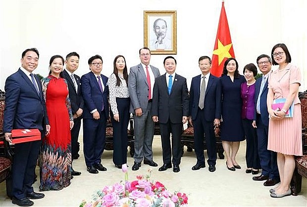 Deputy Prime Minister Tran Hong Ha (sixth from right) and other delegates at the reception. (Photo: VNA) Deputy Prime Minister Tran Hong Ha (sixth from right) and other delegates at the reception. (Photo: VNA)