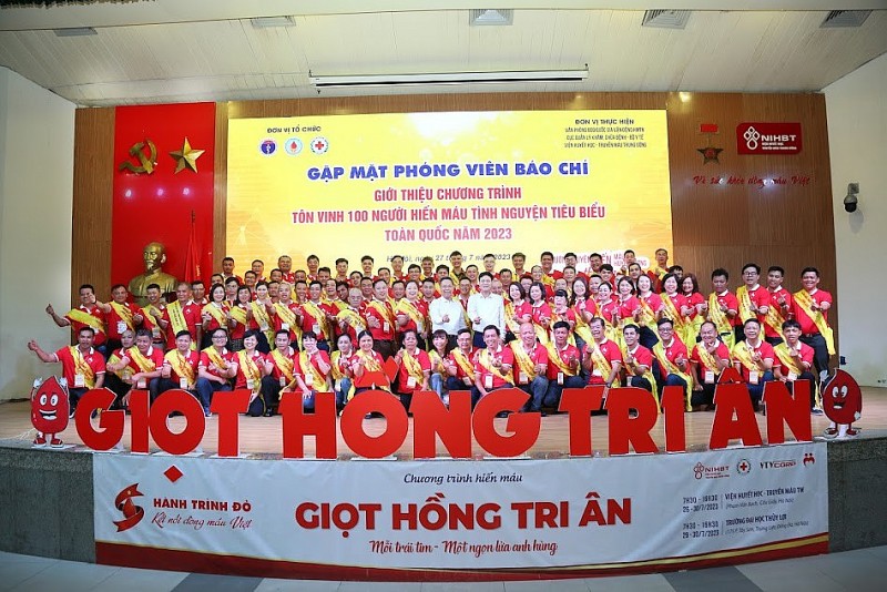 100 người hiến máu tiêu biểu được tôn vinh năm 2023 cùng chụp ảnh lưu niệm 100 người hiến máu tiêu biểu được tôn vinh năm 2023 cùng chụp ảnh lưu niệm