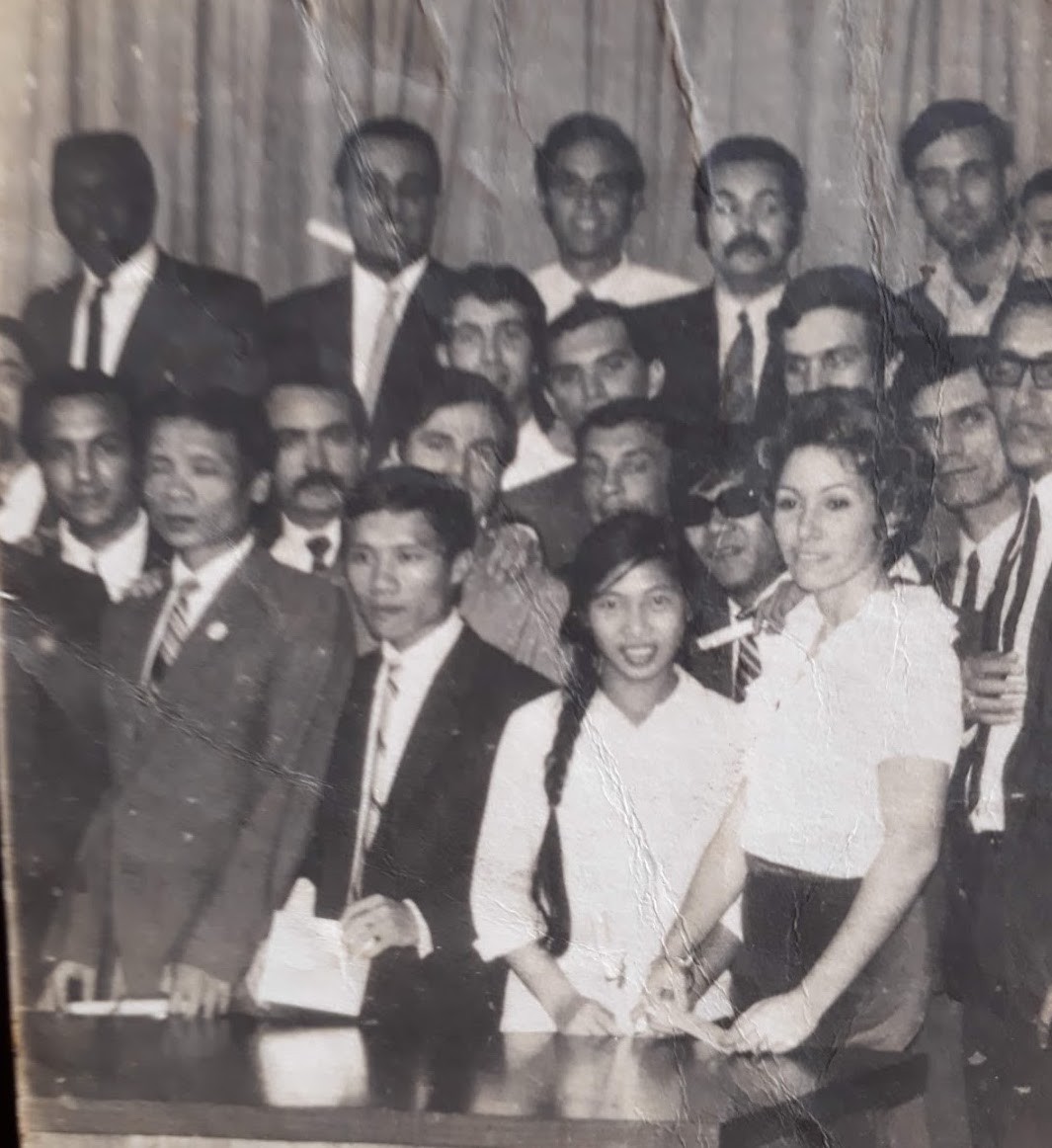 Ông Nguyễn Thanh Hà (áo vest đen, ở giữa) cùng các sinh viên Đại học Cujae La Habana khi nhận bằng tốt nghiệp tháng 12/1973. Ông Nguyễn Thanh Hà (áo vest đen, ở giữa) cùng các sinh viên Đại học Cujae La Habana khi nhận bằng tốt nghiệp tháng 12/1973.