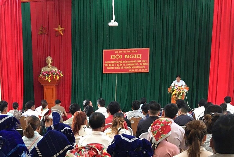 Đẩy mạnh công tác phổ biến, giáo dục pháp luật vùng đồng bào dân tộc thiểu số ở Lào Cai Đẩy mạnh công tác phổ biến, giáo dục pháp luật vùng đồng bào dân tộc thiểu số ở Lào Cai