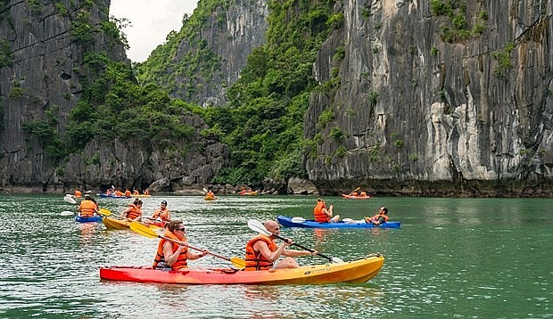 Tourists go kayaking on Ha Long Bay in the northern province of Quang Ninh province. (Photo: quangninh.vn) Tourists go kayaking on Ha Long Bay in the northern province of Quang Ninh province. (Photo: quangninh.vn)