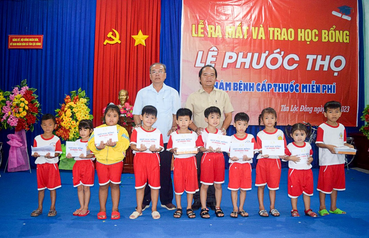 Ra mắt Quỹ học bổng Lê Phước Thọ đồng hành cùng học sinh Cà Mau vượt khó học tốt Ra mắt Quỹ học bổng Lê Phước Thọ đồng hành cùng học sinh Cà Mau vượt khó học tốt