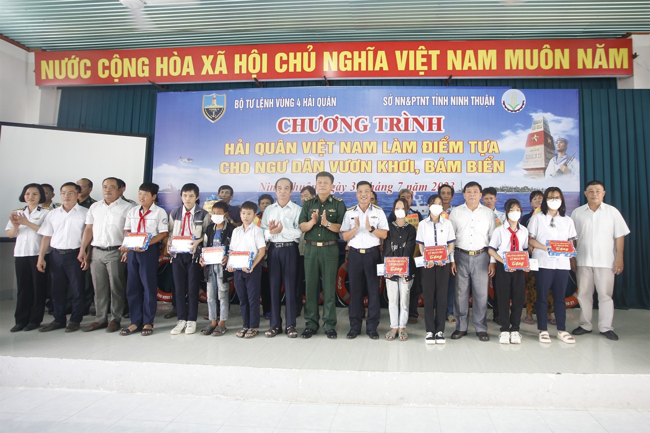 Vùng 4 hải quân tặng quà và khám bệnh, cấp thuốc miễn phí cho ngư dân tỉnh Ninh Thuận Vùng 4 hải quân tặng quà và khám bệnh, cấp thuốc miễn phí cho ngư dân tỉnh Ninh Thuận