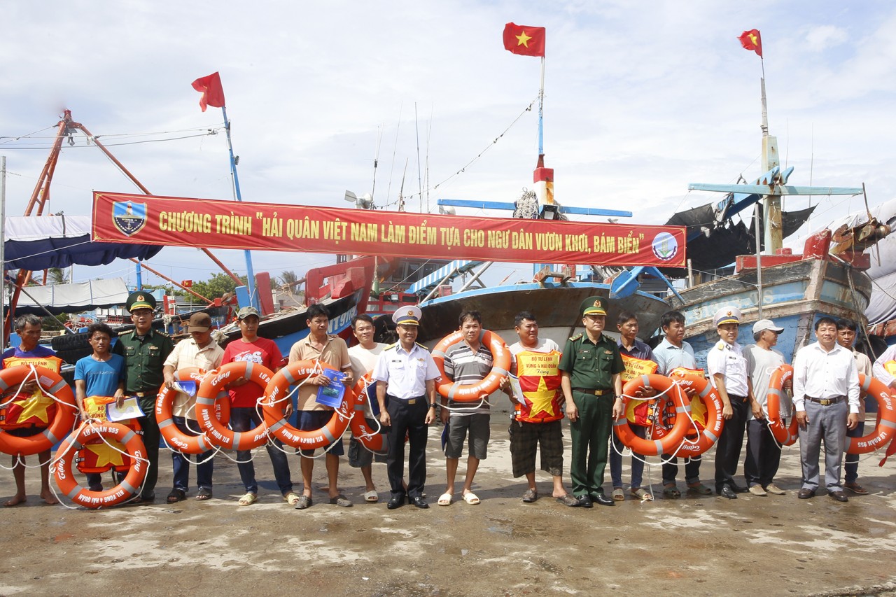 Vùng 4 hải quân tặng quà và khám bệnh, cấp thuốc miễn phí cho ngư dân tỉnh Ninh Thuận Vùng 4 hải quân tặng quà và khám bệnh, cấp thuốc miễn phí cho ngư dân tỉnh Ninh Thuận