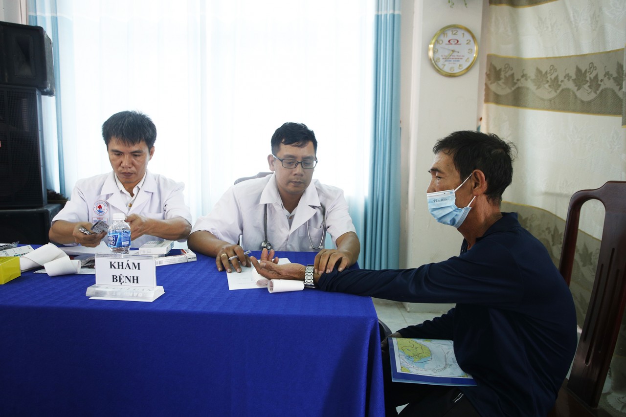 Quân y Vùng 4 khám sức khỏe, cấp thuốc cho ngư dân Quân y Vùng 4 khám sức khỏe, cấp thuốc cho ngư dân