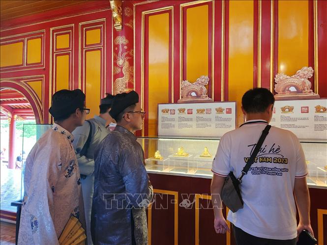 Trại hè Việt Nam 2023: Trải nghiệm mặc áo dài truyền thống trên đất Cố đô Chú thích ảnh