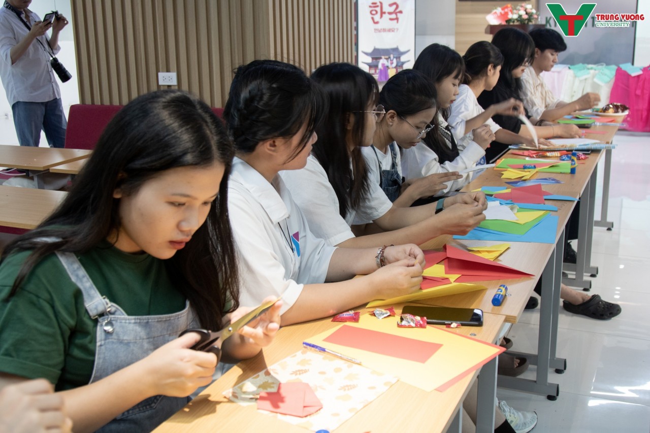 Học sinh Việt Nam trải nghiệm trở thành một người dân “xứ kim chi” thực thụ Học sinh Việt Nam trải nghiệm trở thành một người dân “xứ kim chi” thực thụ