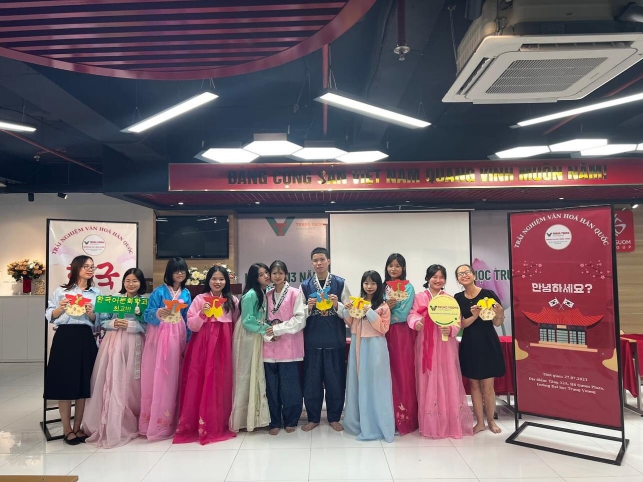 Học sinh Việt Nam trải nghiệm trở thành một người dân “xứ kim chi” thực thụ Học sinh Việt Nam trải nghiệm trở thành một người dân “xứ kim chi” thực thụ