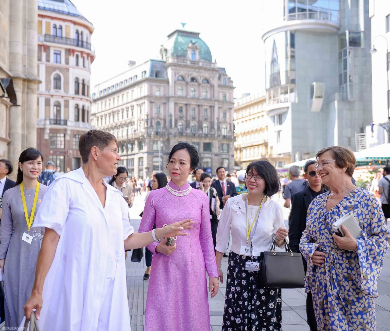 Tham quan khu phố cổ Vienna, hai phu nhân nghe Cố vấn Văn hóa Phủ Tổng thống Meinhard Rauchensteiner giới thiệu về lịch sử khu phố cổ Vienna. Trước năm 1850, khu phố cổ hiện nay chính là thành phố Vienna. Sau năm 1850, ranh giới thành phố được mở rộng, khu phố cổ trở thành phần trung tâm của Vienna, hay còn được gọi là Quận 1 của Vienna, được bao quanh bởi phố Ringstrasse với chiều dài 5,2 km. Tham quan khu phố cổ Vienna, hai phu nhân nghe Cố vấn Văn hóa Phủ Tổng thống Meinhard Rauchensteiner giới thiệu về lịch sử khu phố cổ Vienna. Trước năm 1850, khu phố cổ hiện nay chính là thành phố Vienna. Sau năm 1850, ranh giới thành phố được mở rộng, khu phố cổ trở thành phần trung tâm của Vienna, hay còn được gọi là Quận 1 của Vienna, được bao quanh bởi phố Ringstrasse với chiều dài 5,2 km.