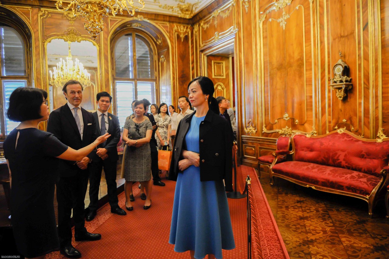 Tại Dinh Schönbrunn, Phu nhân Chủ tịch nước nghe giới thiệu lâu đài trọng tâm ở thế kỷ XIX, giai đoạn gắn liền với Hoàng đế Franz Joseph và vợ, Elizabeth của xứ Bavaria, được người dân biết đến với tên gọi là Hoàng hậu Sisi. Tại Dinh Schönbrunn, Phu nhân Chủ tịch nước nghe giới thiệu lâu đài trọng tâm ở thế kỷ XIX, giai đoạn gắn liền với Hoàng đế Franz Joseph và vợ, Elizabeth của xứ Bavaria, được người dân biết đến với tên gọi là Hoàng hậu Sisi.